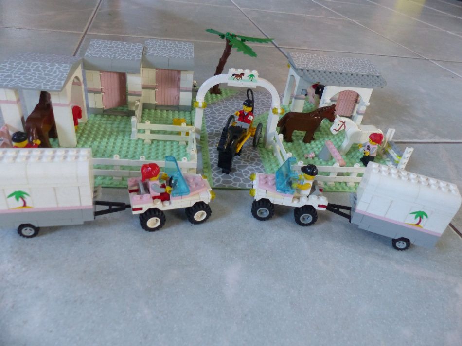 Manege met toebehoren, 2 pakketten