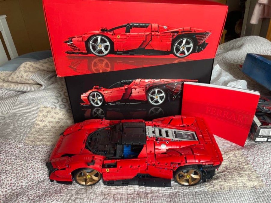 Mooie rode Ferrari Daytona (42134)